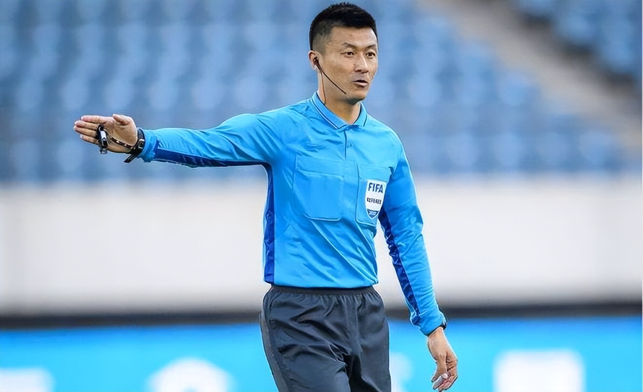 马宁裁判视频回放,马宁2002世界杯发牌是哪一场