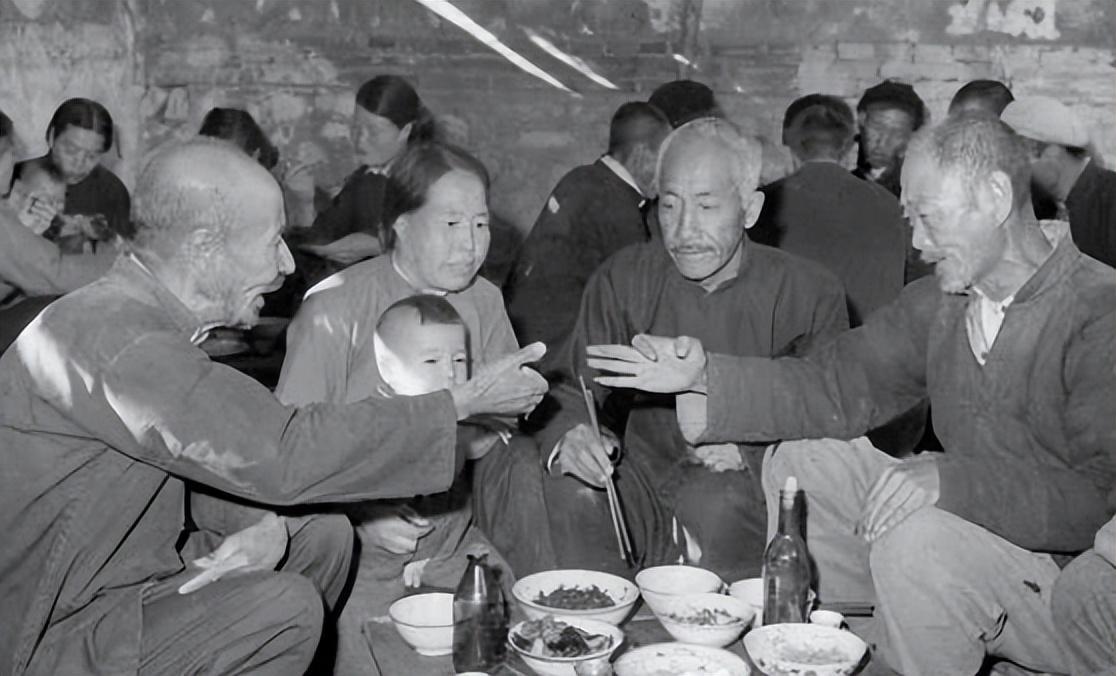 侵华日军残酷*行暴**,女子为活命脱下衣服让日本人拍摄,*辱侮**至死