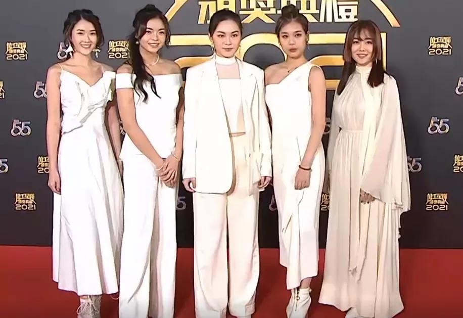 tvb花旦钟嘉欣晒独自坐湖边照,台庆tvb钟嘉欣马国明是哪一期