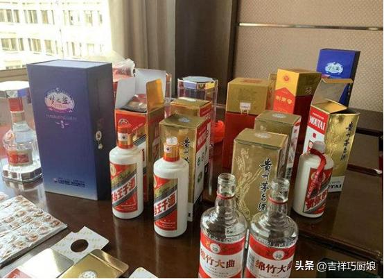 男子鉴定几十瓶假酒全集,小伙拿茅台酒去鉴定反被说是假的