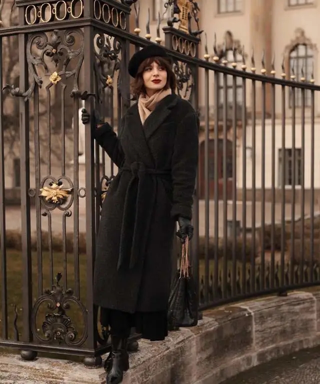 法国女人喜欢穿灰绿色的衣服,法国女人穿浴袍