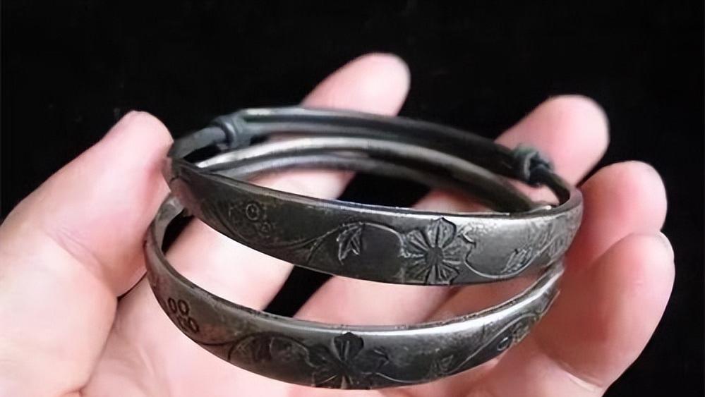 为什么银饰戴着手会变黑,银饰能帮人体排出毒素