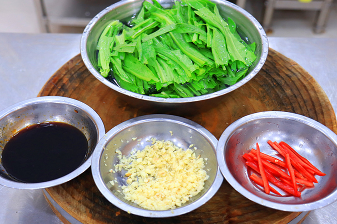 补充钙质和吃一点含钙高的食物,100克芝麻的含钙量比牛奶高多少