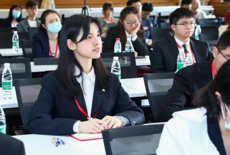 00后大学生寒假搓澡工,为挣旅游费大学生当搓澡工