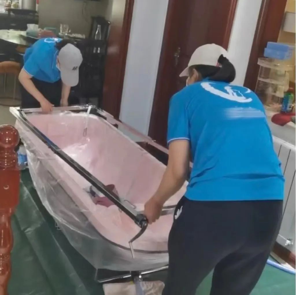 我，24岁，当了2天助浴师，为3位老人洗了澡