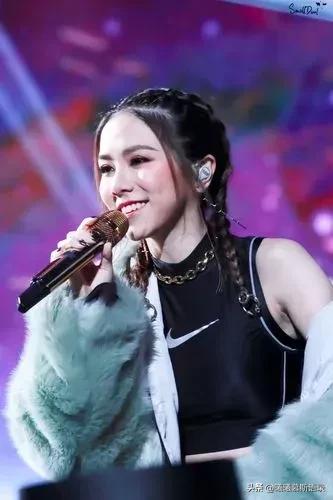 隐藏在小学生里的神仙嗓音邓紫棋,邓紫棋极具特色的嗓音倾情演唱