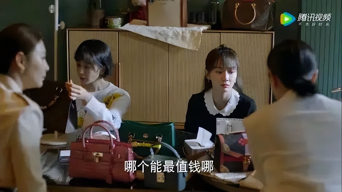 穿大牌西装背200块帆布包，混搭百元球鞋，她演女高管我服！