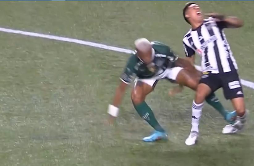 主裁气得要吃人，南美解放者杯1/4决赛太粗鲁，3张红牌根本不够