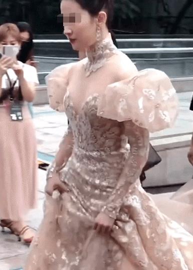 刘亦菲在路人镜头下虎背熊腰八字腿好丑，网友惊呼：女神胖了