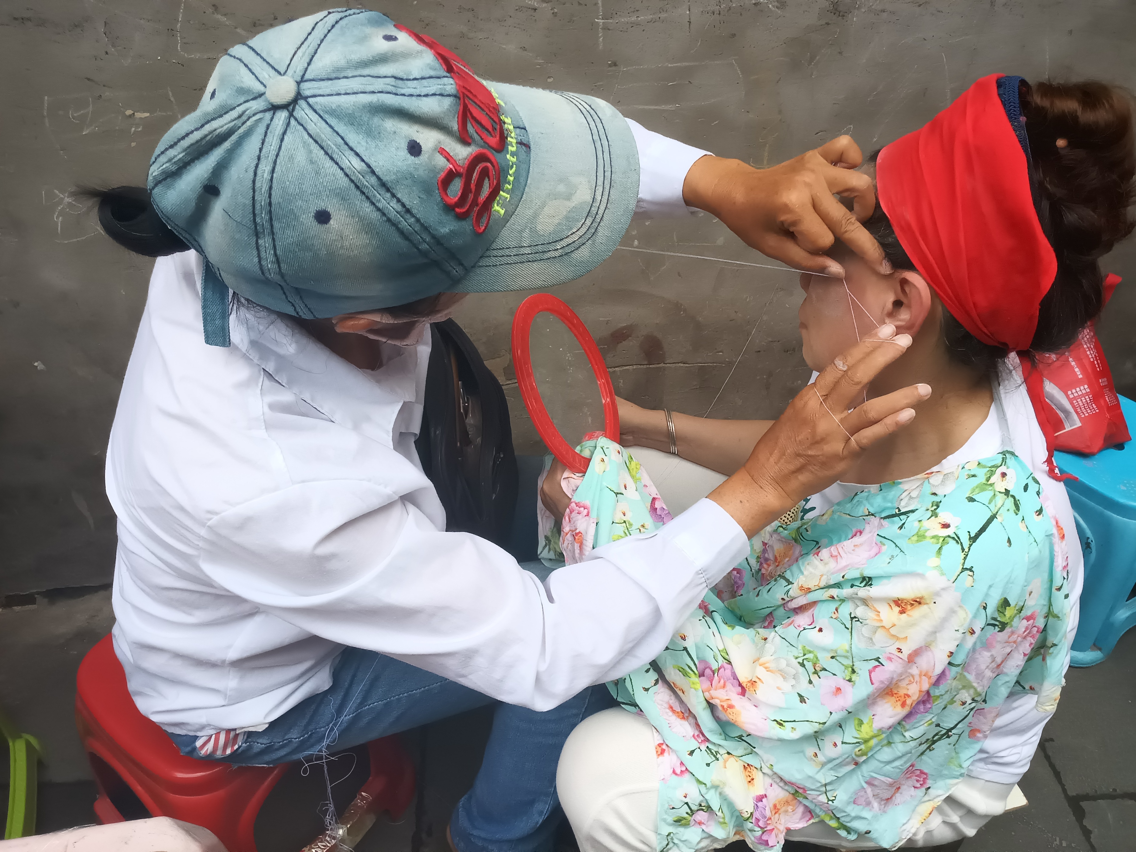 海南传统美容手艺,旧社会女性用棉线绞脸美容