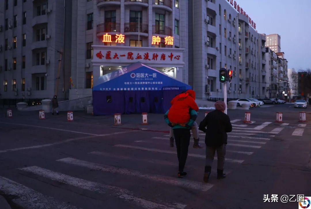 重病女儿迎来好转,却因没钱面临放弃,单亲爸爸急得扇自己耳光