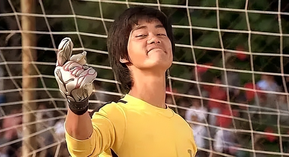 少林足球星爷拍照姿势图片,少林足球周星驰看球鞋那段