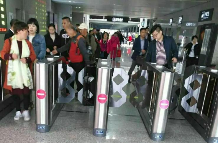 20年没见的同学来看我，我花8888招待，同学情，我一辈子也还不清