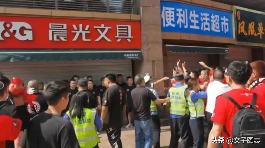 足协杯川渝球迷打成一片,成渝球迷足协杯打架处罚