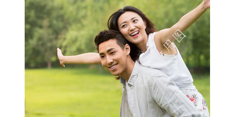 “姐，妈住院了，给5万”“你啥时候换妈了？我陪我妈逛街呢”