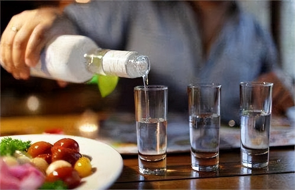 冬日白酒怎么喝?专家建议:白酒温着喝,掌握技巧是关键