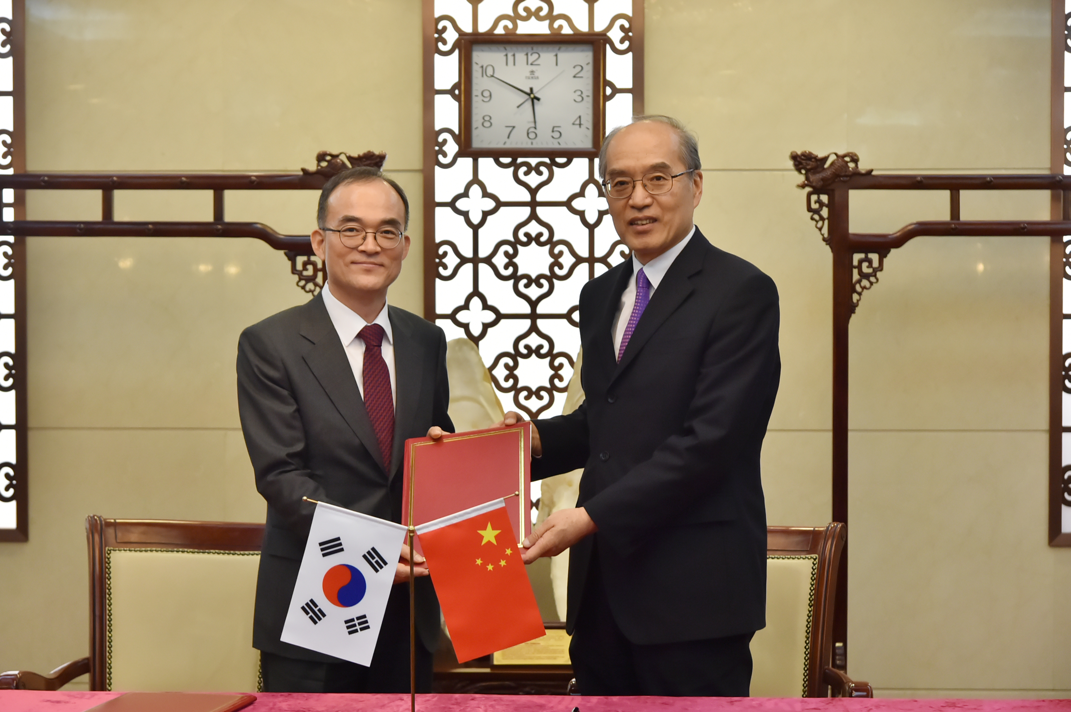 背刺中国必须付出代价！求锤得锤，韩国对华出口暴跌，损失惨重！