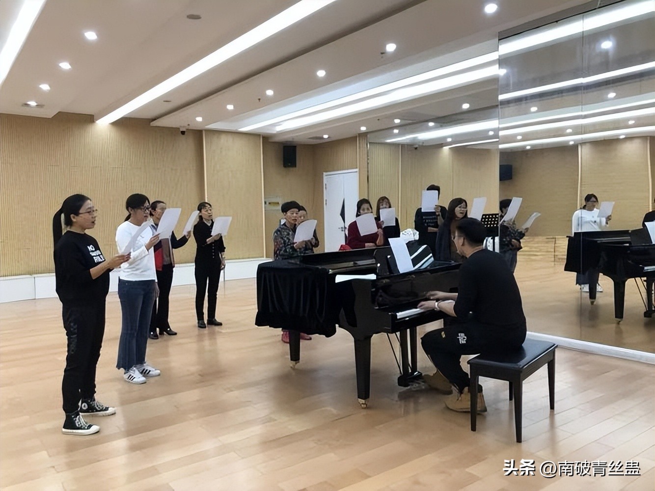 钢琴伴奏对声乐的影响,歌唱中的钢琴伴奏是如何配合的