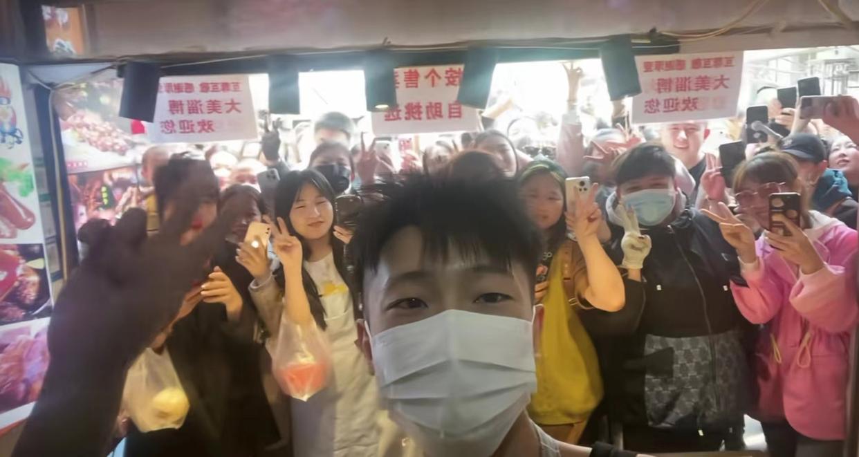 淄博鸭头小哥直播赚了多少钱,淄博鸭头小哥直播号