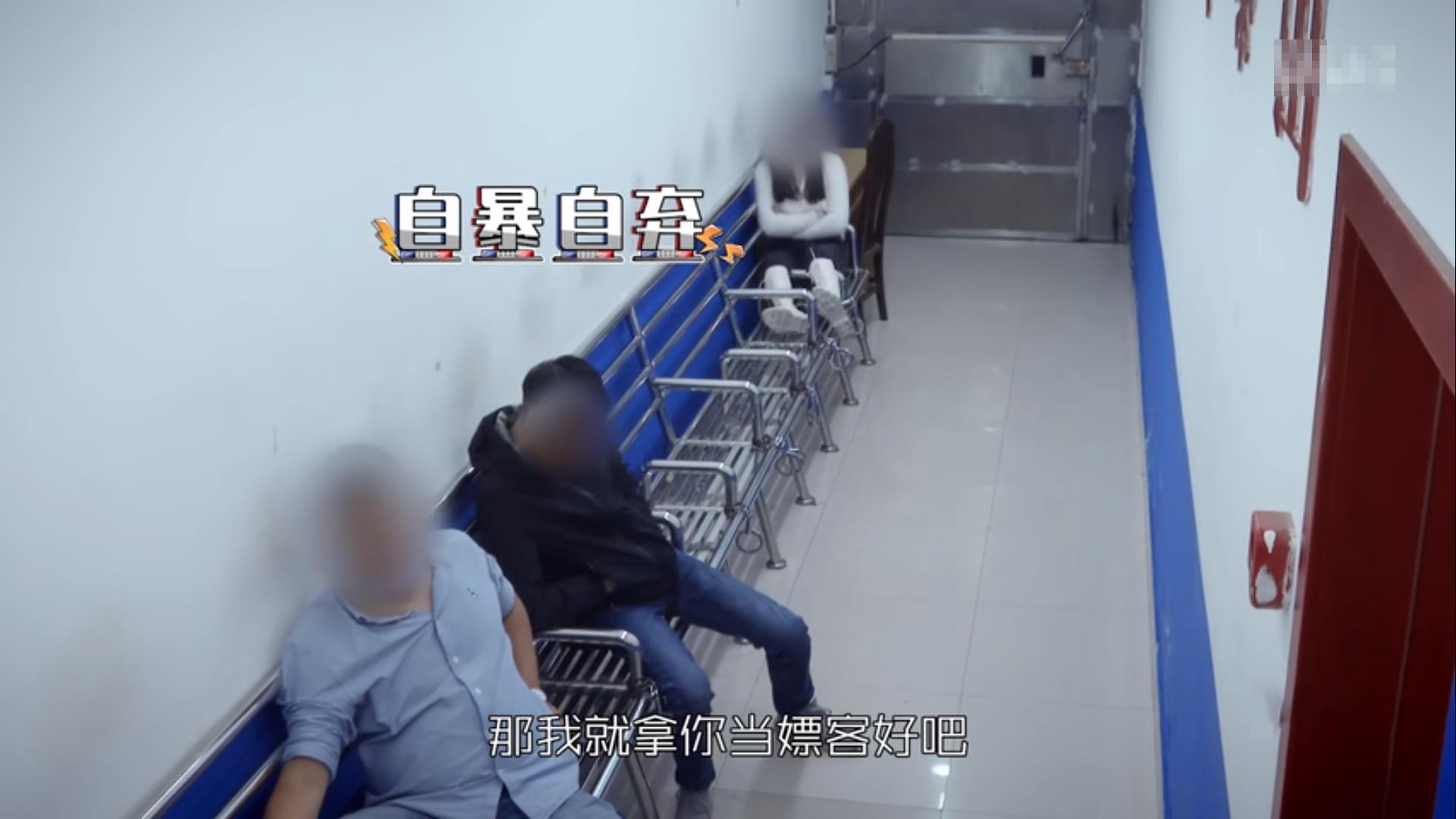 2020年女子报警被猥亵殴打，警方发现另有隐情，女子：他没给小费