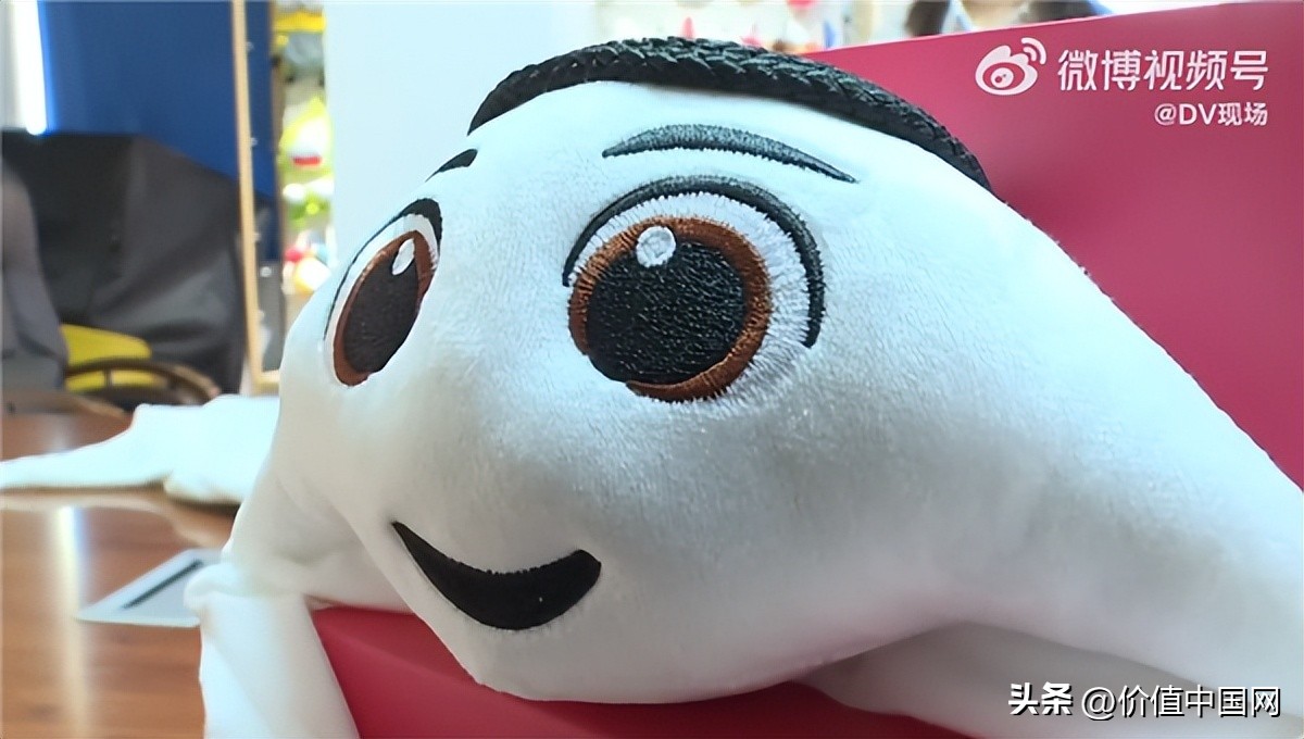 世界杯吉祥物拉伊卜身上的标志,世界杯吉祥物拉伊卜娃娃图片