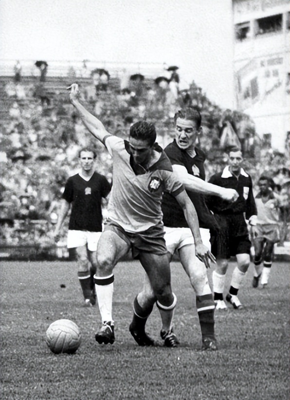 球王贝利的地位究竟有多高,贝利见证了新的球王诞生