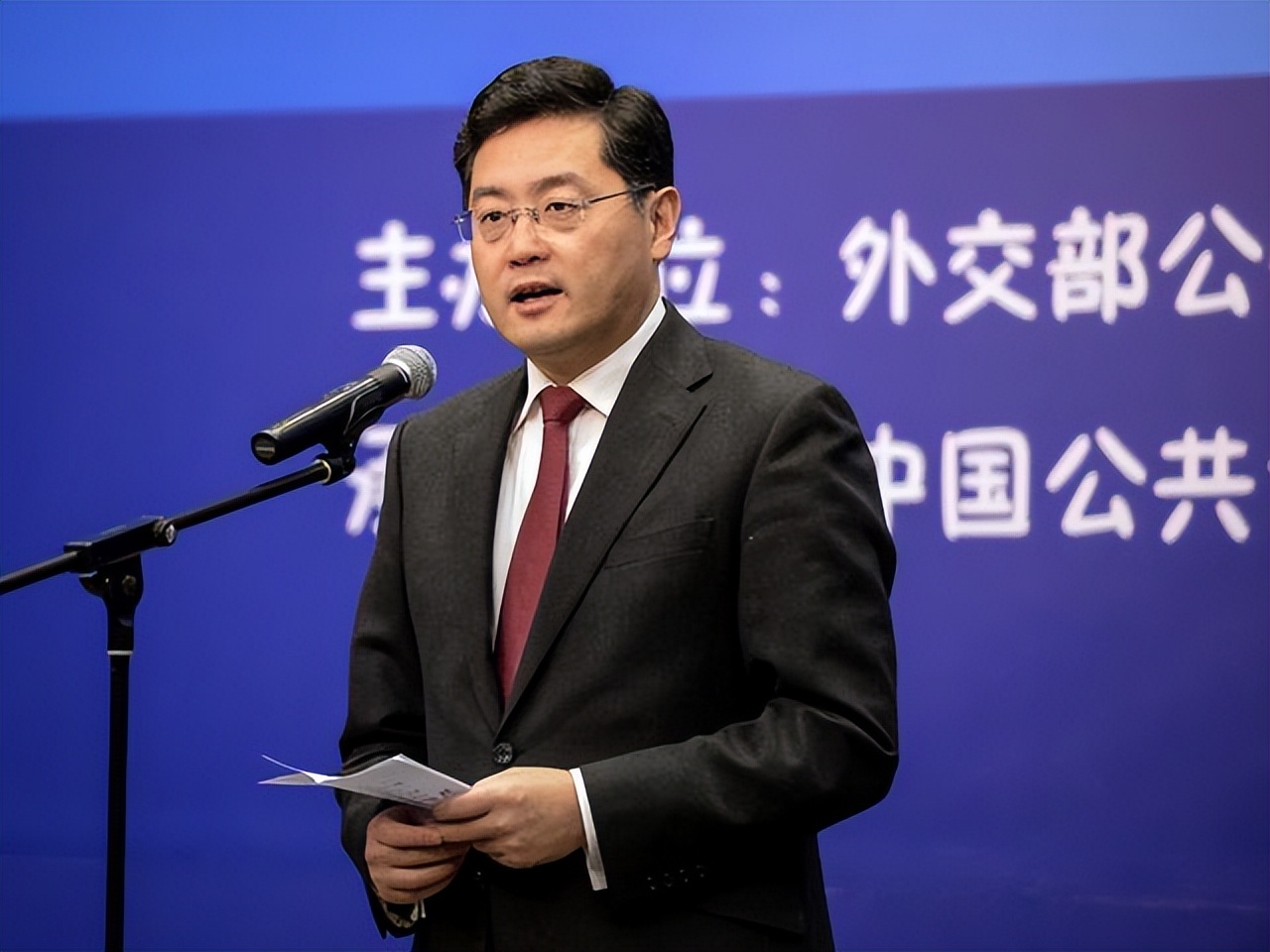 中国外长缺席金砖峰会，秦刚外长致电南非，并给予印度明确信号