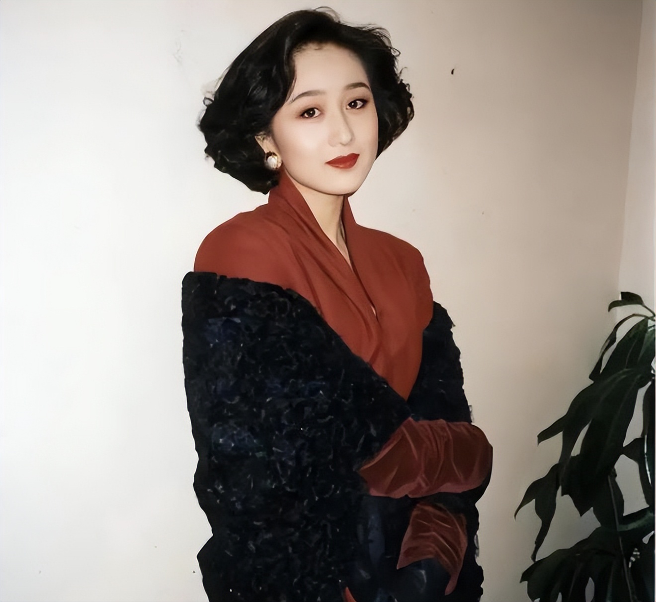 情义千斤不敌胸脯四两的意思,情义千斤不敌胸脯二两