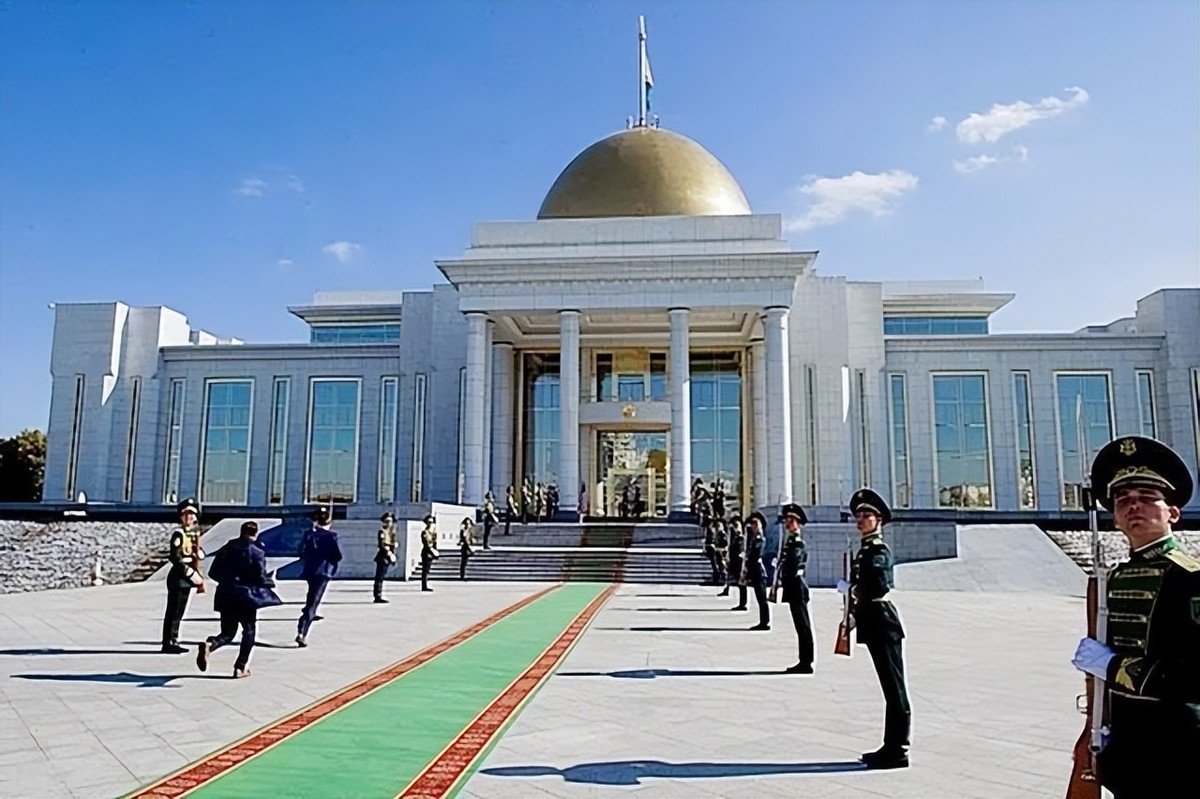 亚洲唯一的一个永久中立国，不用交水电费，汽油每升一毛钱左右