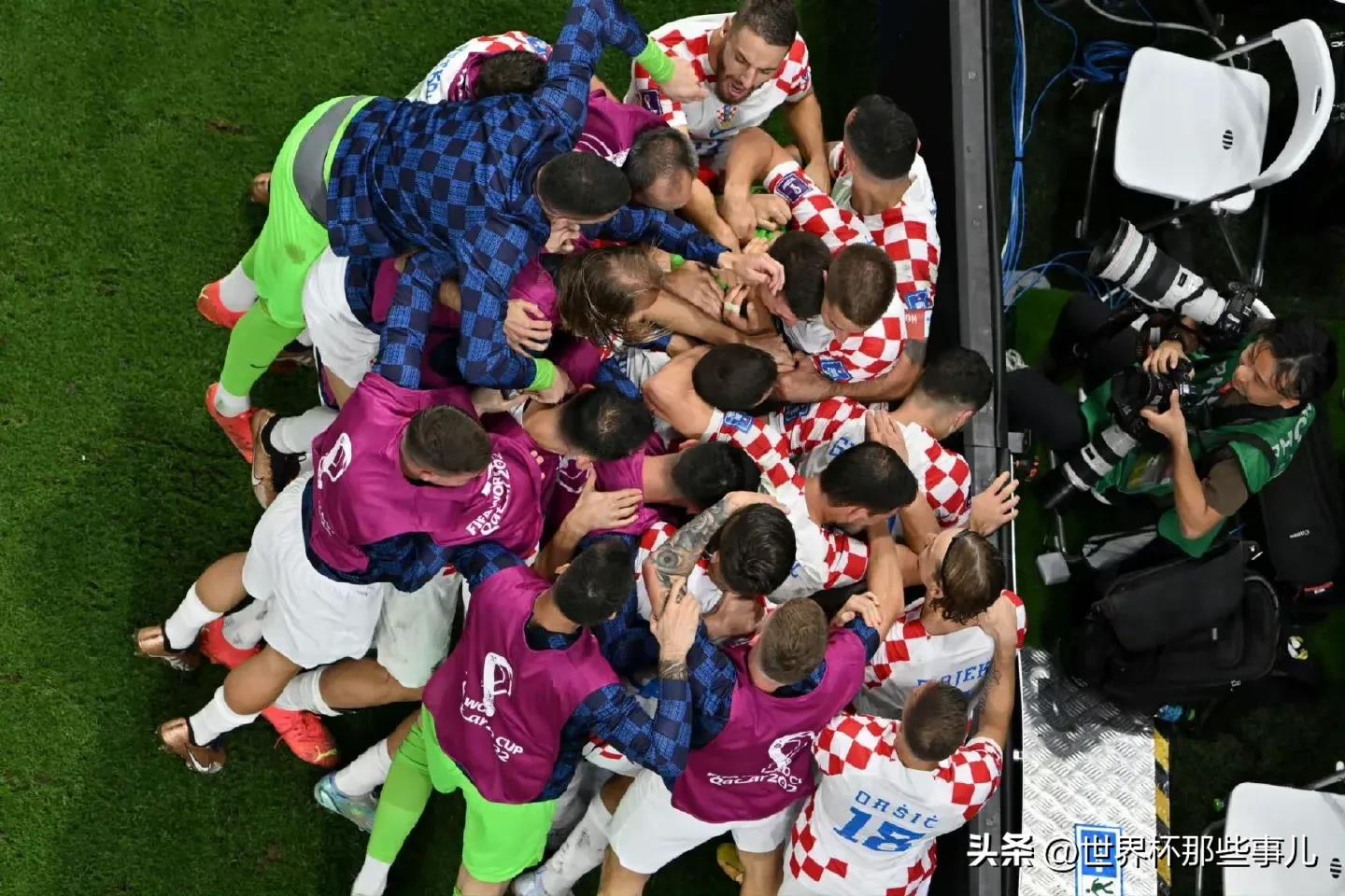 日本主帅鞠躬致歉,日本队主教练向球迷致歉