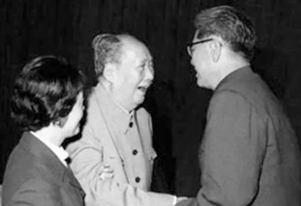 乔冠华到底有多强？联合国大会仰天大笑，毛主席：一文顶两坦克师