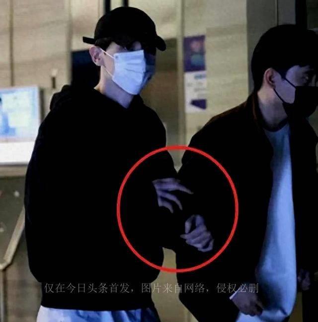 邓伦现身大型玩偶店，与女粉丝合影