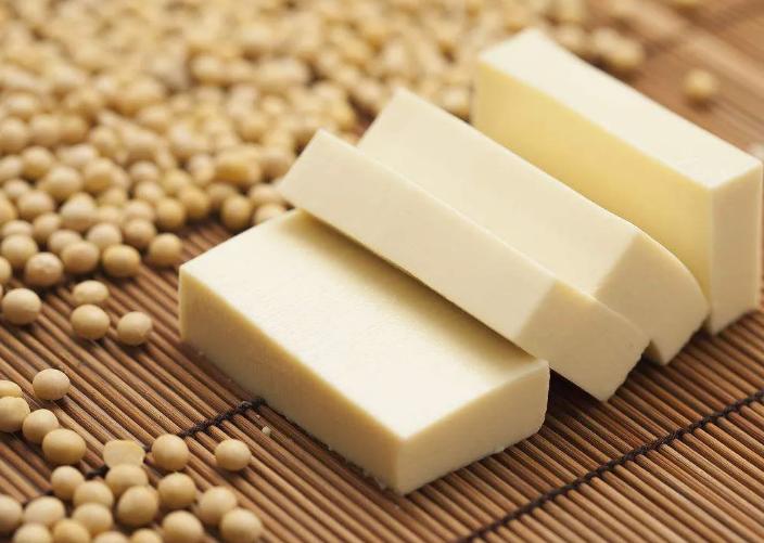 专家建议不缺钱的老年人，多吃这六样食物，腿脚有劲营养健康。