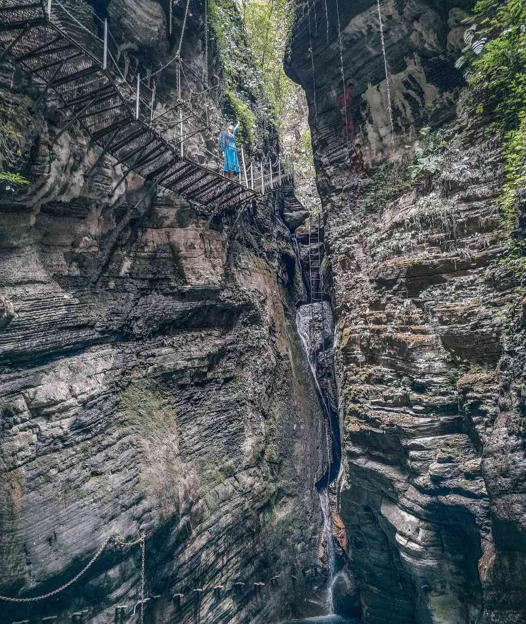 穿裙子自驾游,自驾游坐龙峡
