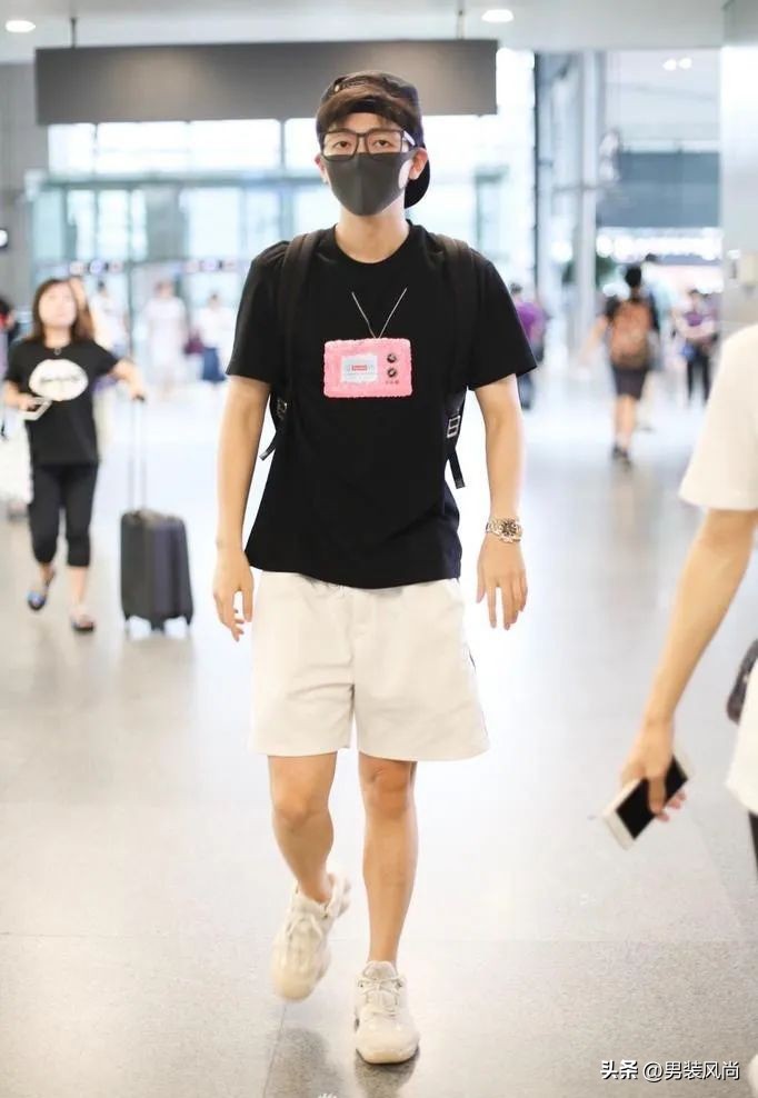 大容量包包高级感简单大方搭配,夏季型男必备的6款包包搭配指南