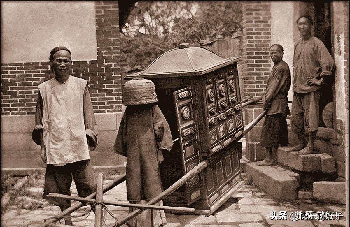 日军*行暴**照片，女子脱衣服让日本人拍摄被*辱侮**致死，惨死野外