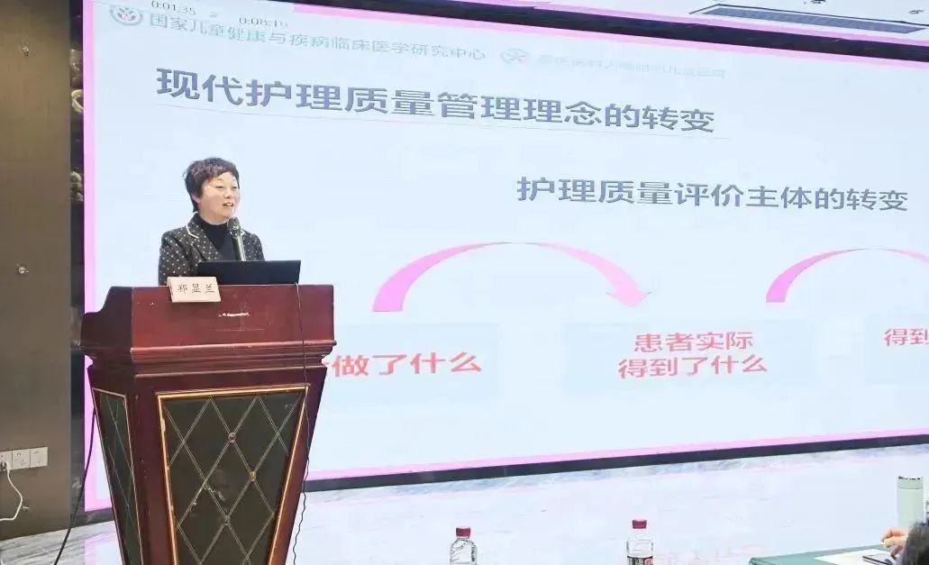 2月8、9日，重医儿院院长李秋率队到宜宾一医院开展免费诊疗活动