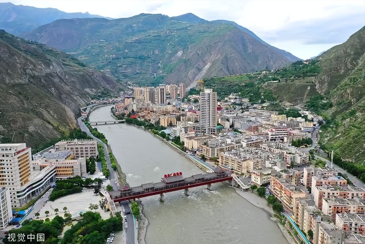 5.12汶川地震15周年方面的诗词,汶川地震12周年小女孩