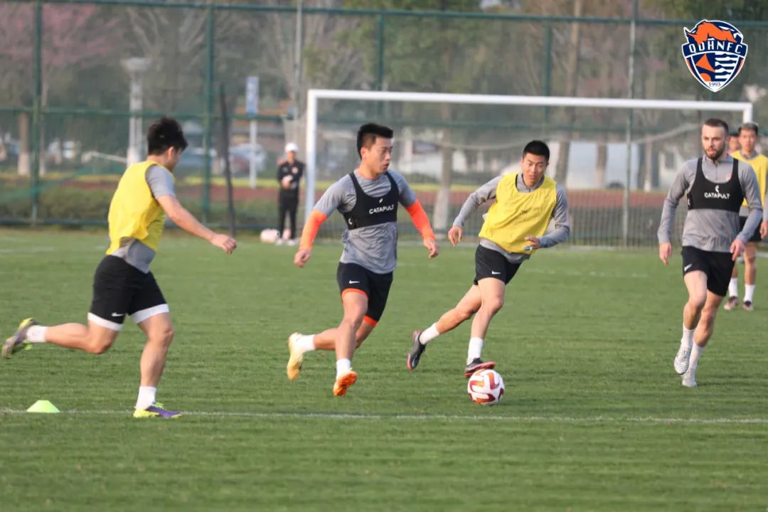 中超江苏对上港直播,津门虎兵抵苏州备战中超