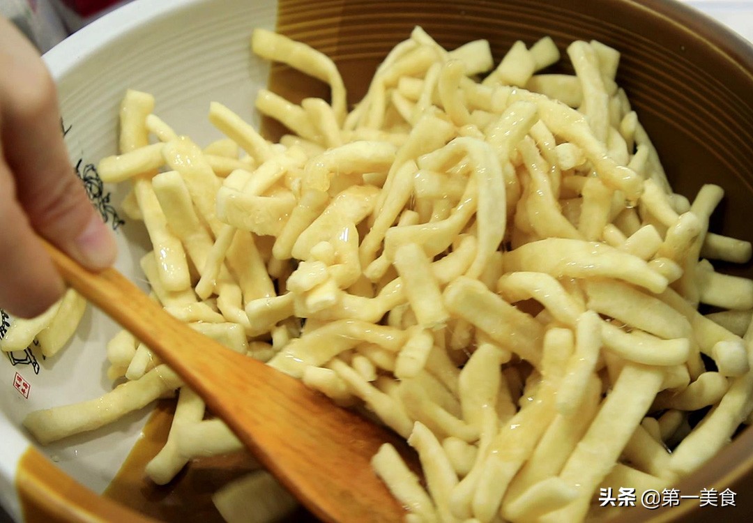 一碗面粉俩鸡蛋做低糖少油小零食,一碗面粉2勺糖做出小零食