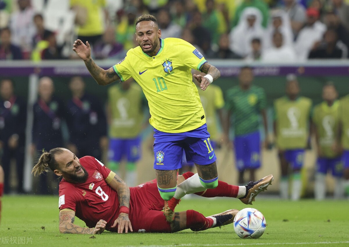 内马尔脚踝冰敷被队医扶着,内马尔脚踝90度扭曲队医