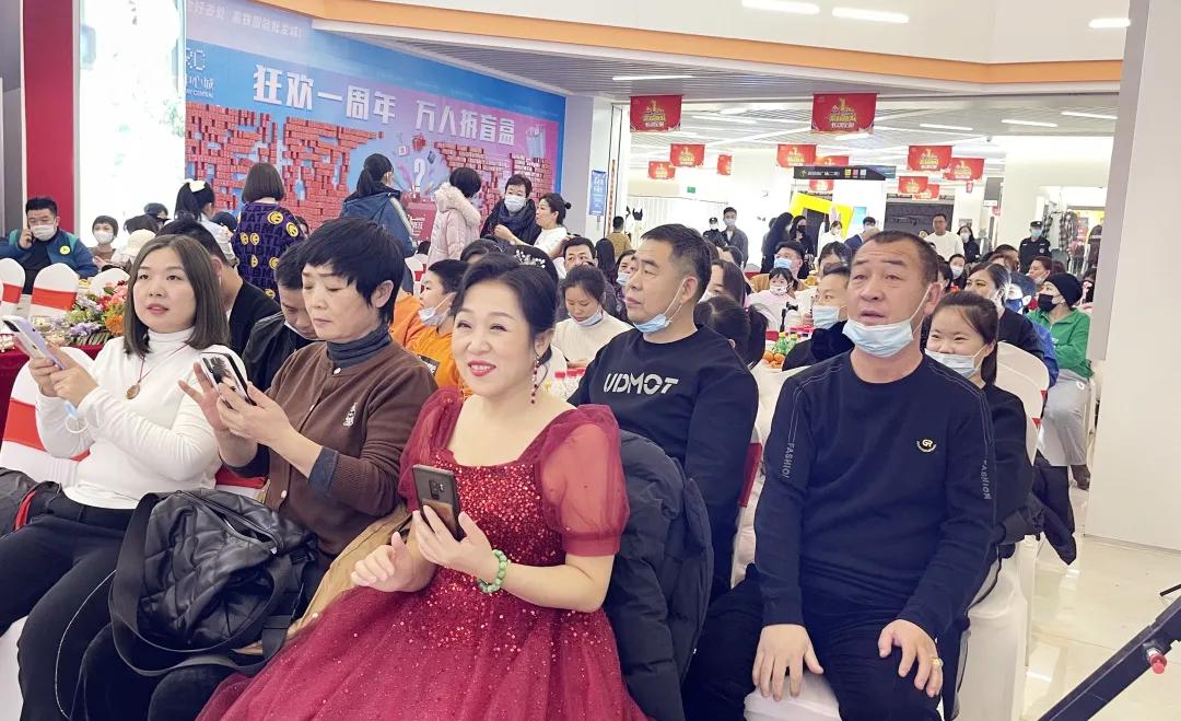 高铁服装批发城礼服,高铁服装批发城直播