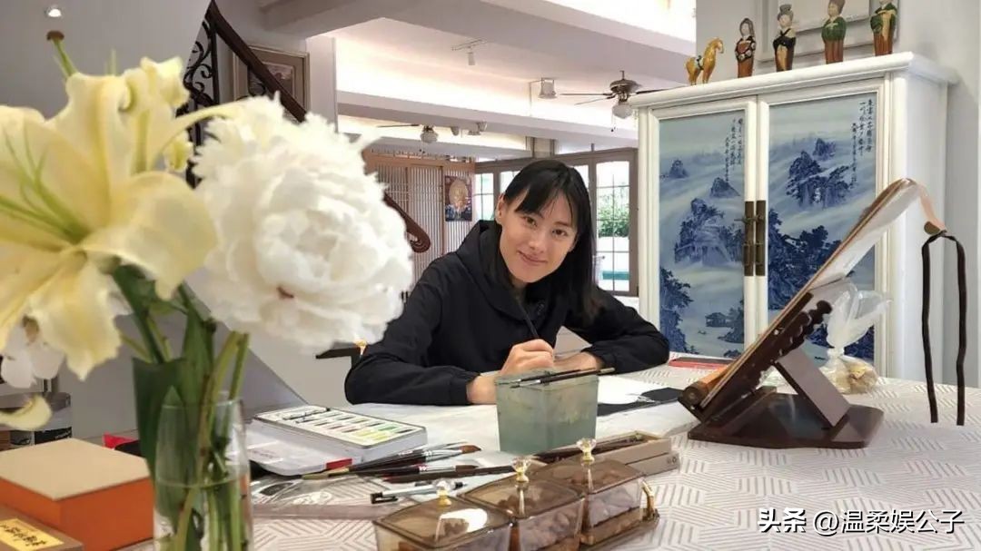 梁洛施大合照,梁洛施的富贵生活