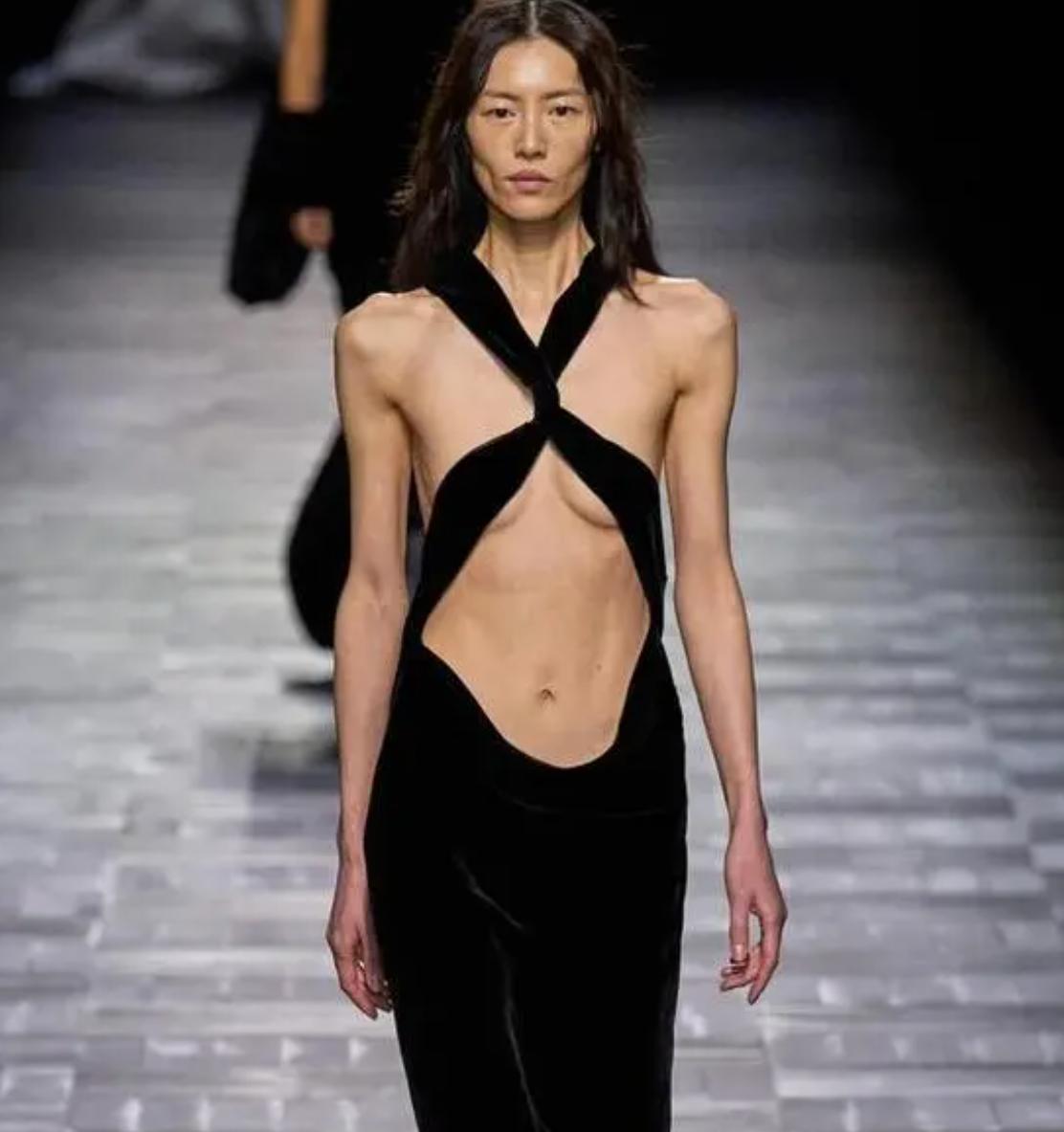 大牌时装秀，频繁暴露隐私部位，到底是追求潮流还是为了博眼球