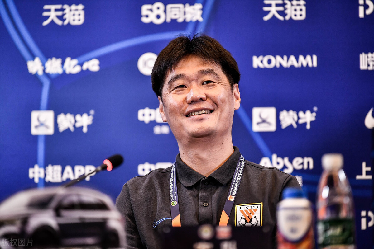 国足0-2日本李霄鹏道歉,日本男足看到中国的反应