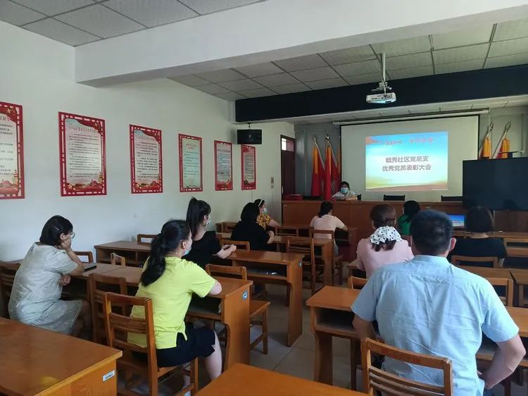 社区党员发挥先锋模范带头作用,党员先锋岗争当服务群众标兵