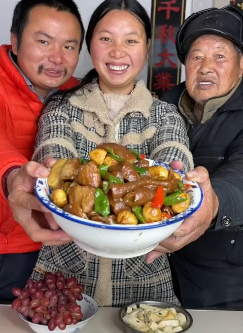 牛爱芳2000万粉丝多少收入,牛爱芳更新作品