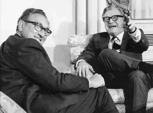 全民*夫情**、美国功勋、总统心腹，基辛格怎么就成了*国卖**贼？