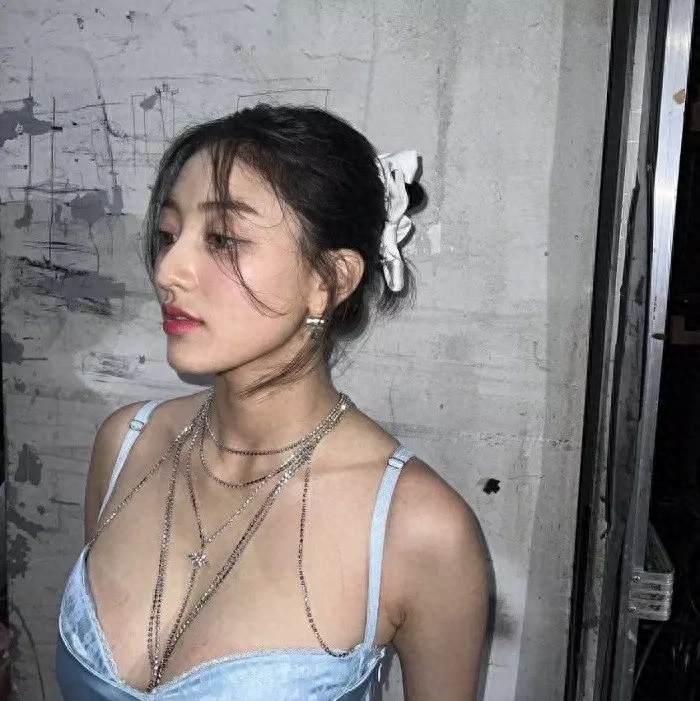 韩国女爱豆着装引争议，衣服盖不住侧乳，网友：是在弘扬传统文化