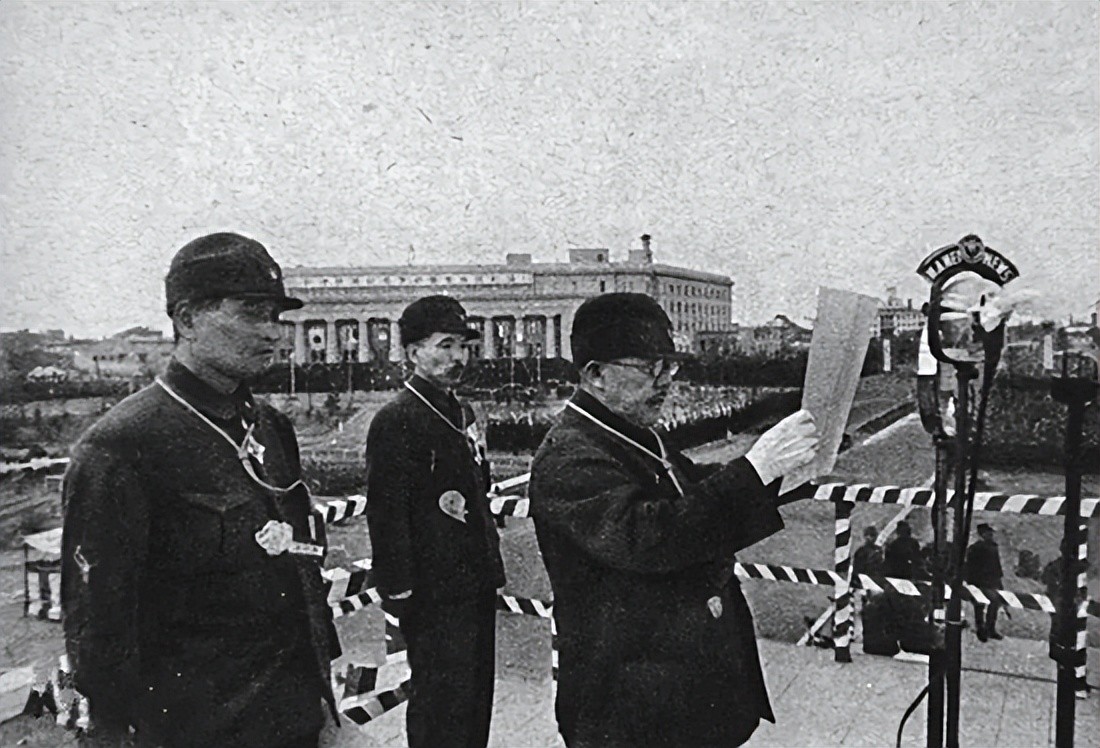 1950年大汉奸回国，才知亲生儿子是红色特工，感叹：你骗得我好苦